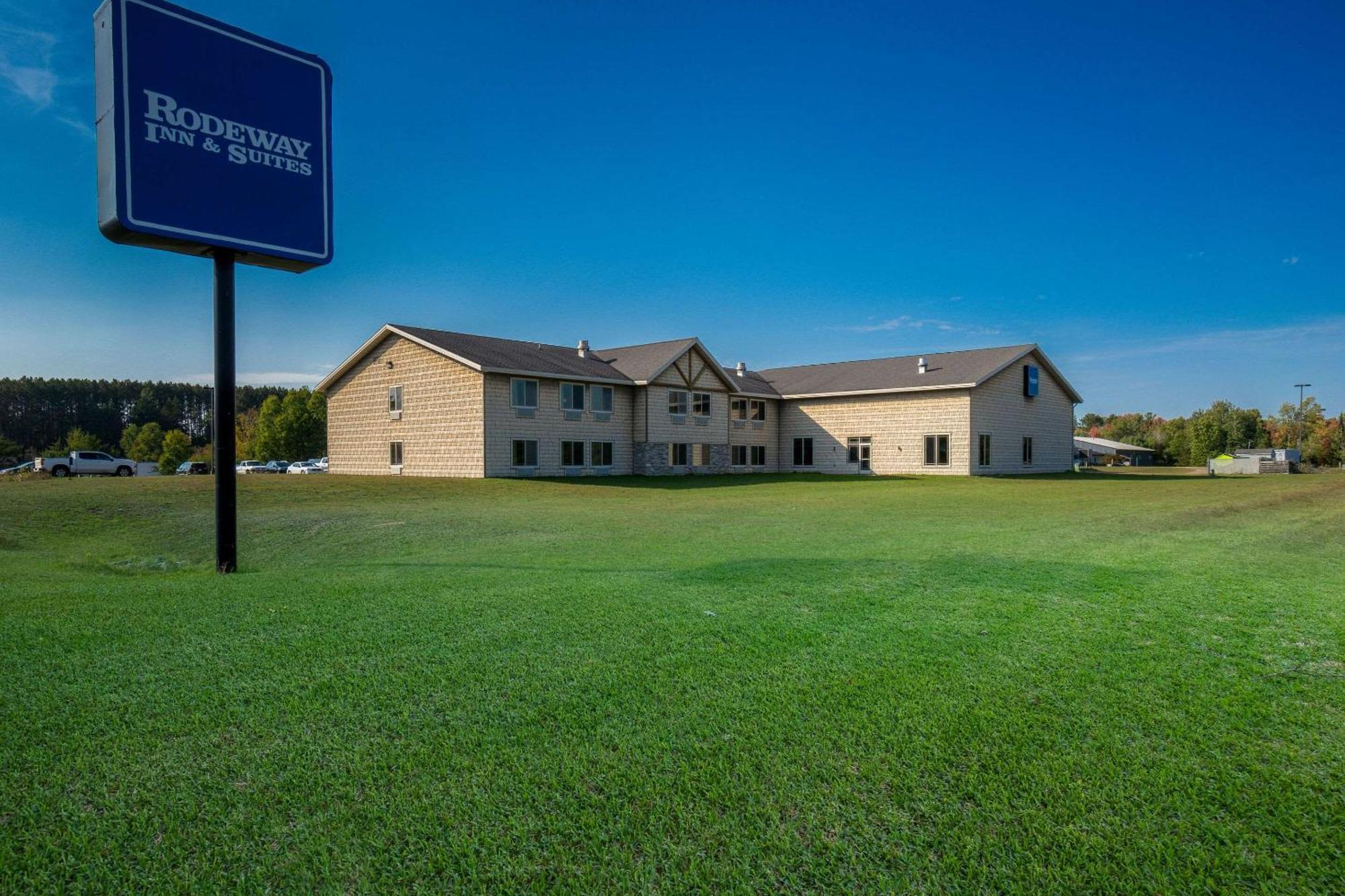 Rodeway Inn & Suites Tomahawk Exterior photo