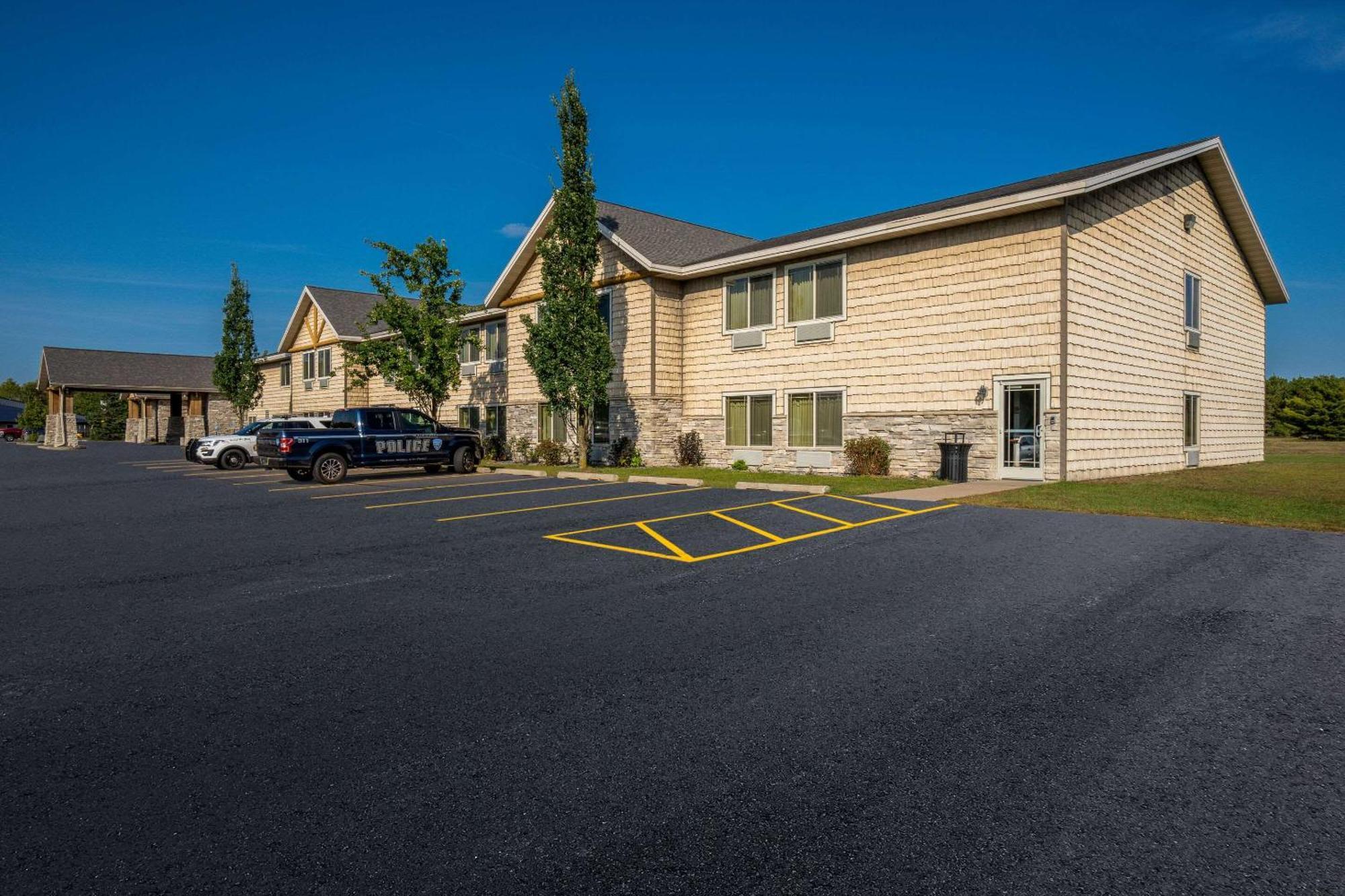 Rodeway Inn & Suites Tomahawk Exterior photo