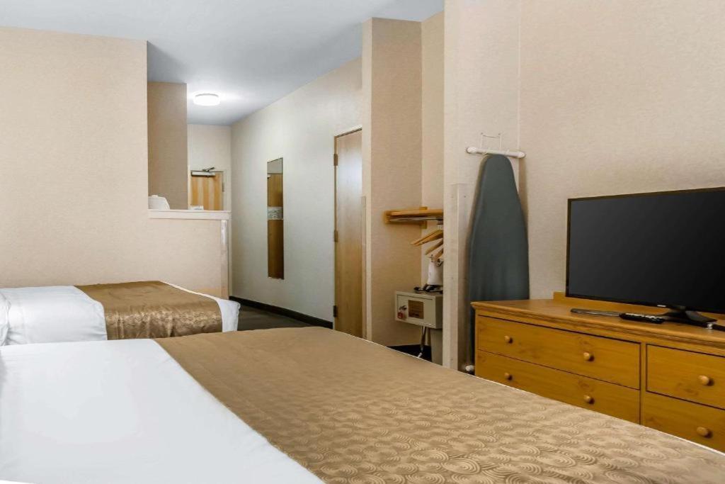 Rodeway Inn & Suites Tomahawk Room photo